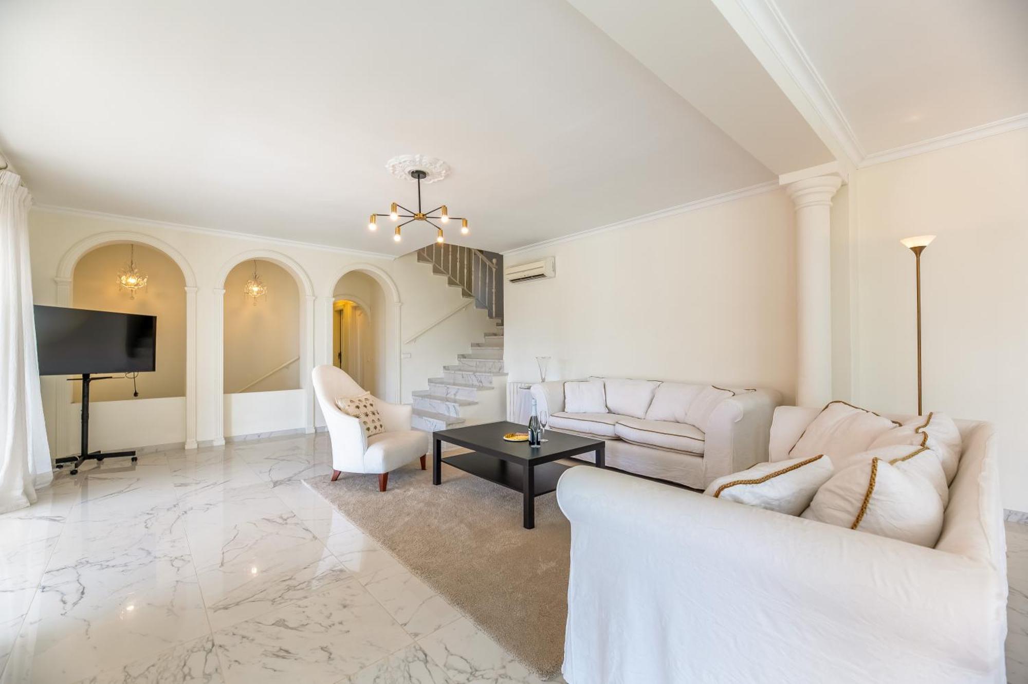 4 Bdrm Andalusian W Cinema & Sea Views Apartment