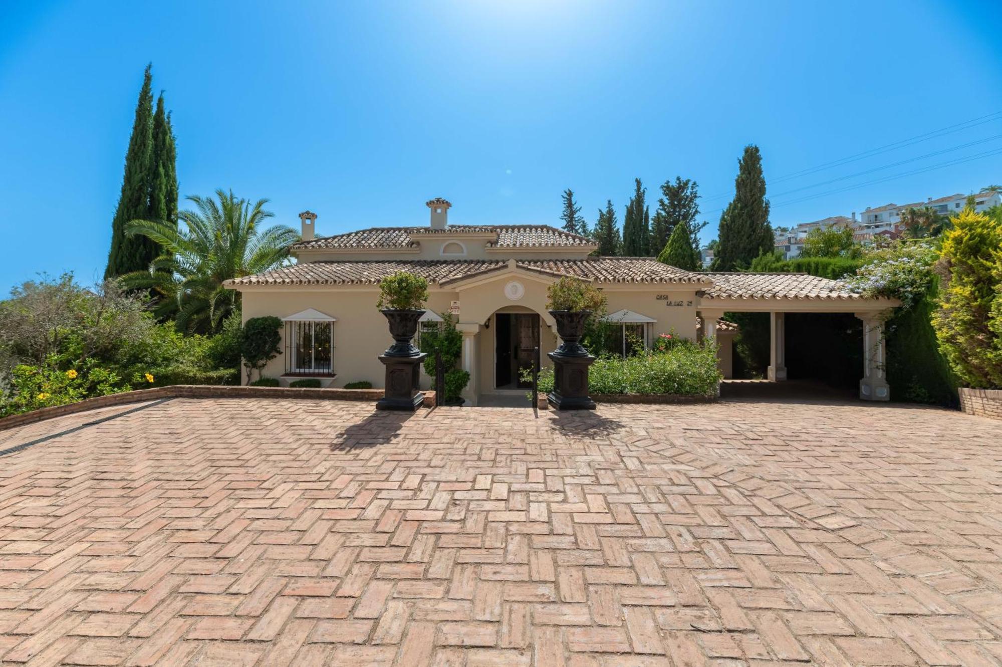 4 Bdrm Andalusian W Cinema & Sea Views *