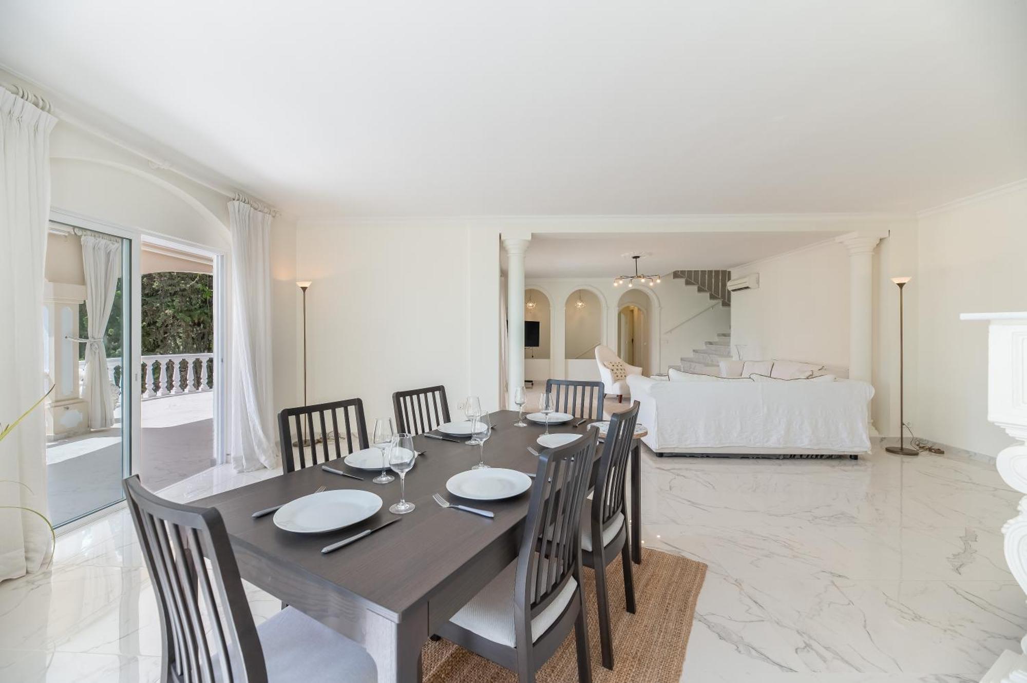 Apartment 4 Bdrm Andalusian W Cinema & Sea Views Marbella