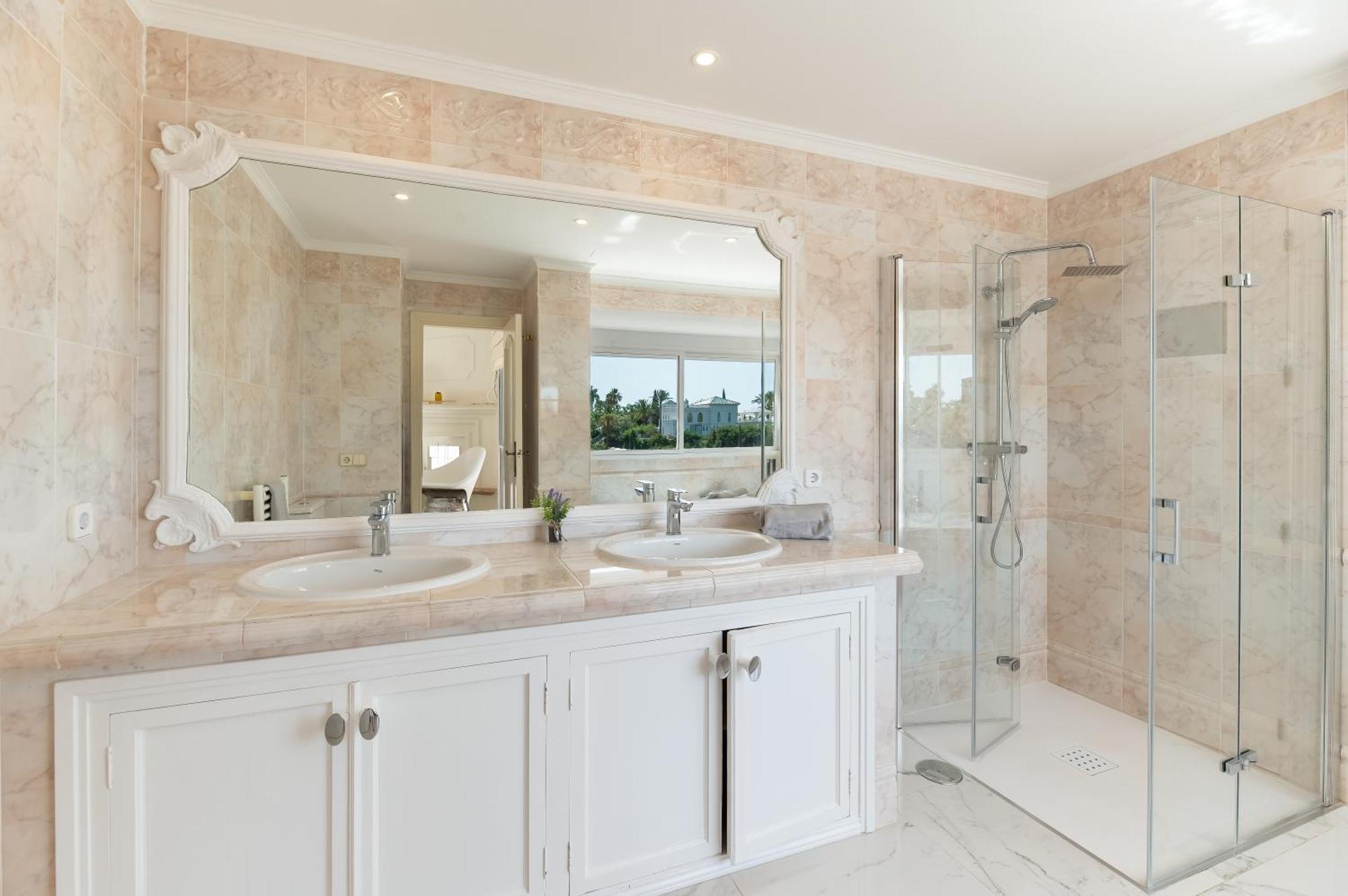 4 Bdrm Andalusian W Cinema & Sea Views *