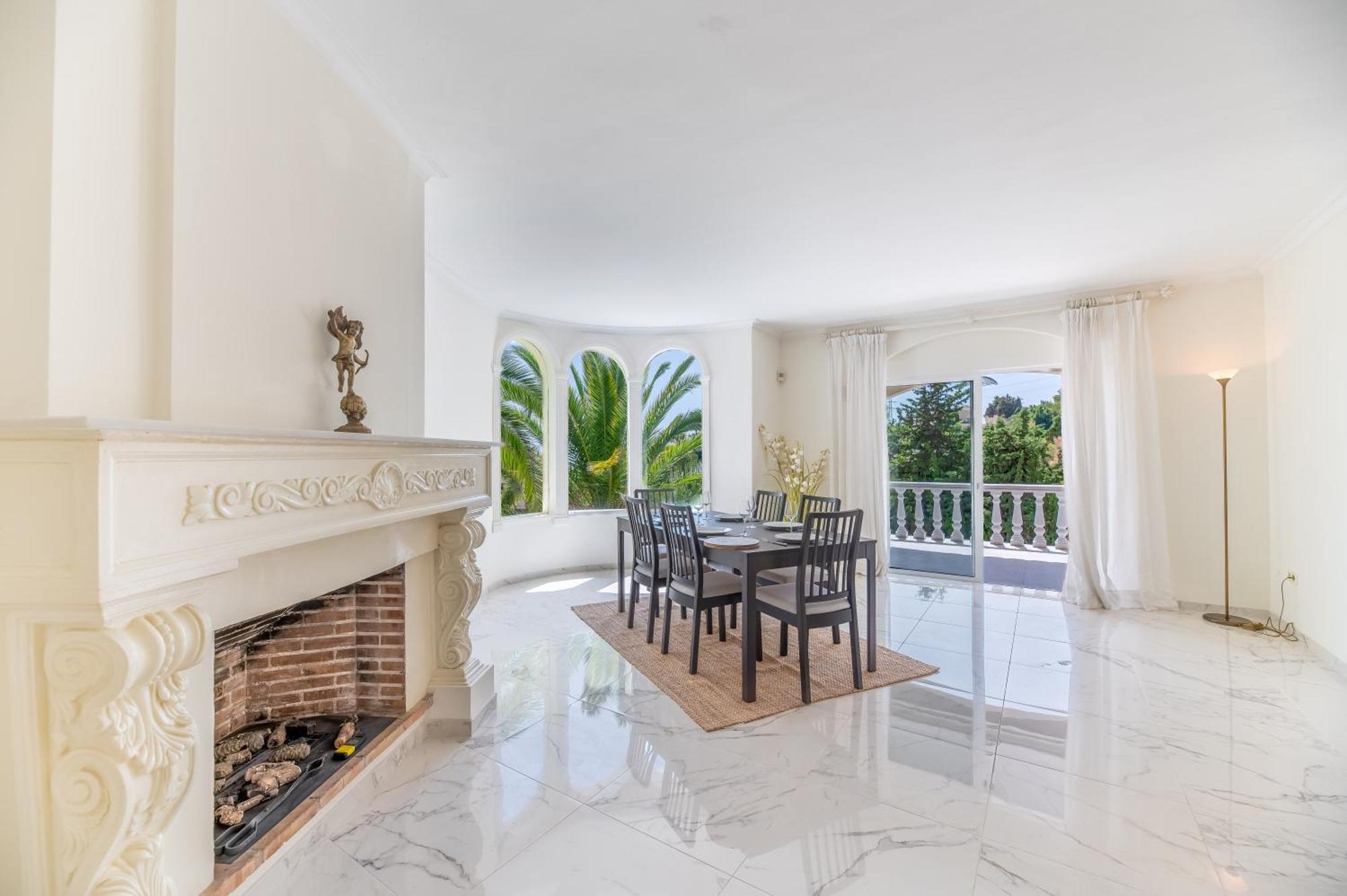 4 Bdrm Andalusian W Cinema & Sea Views