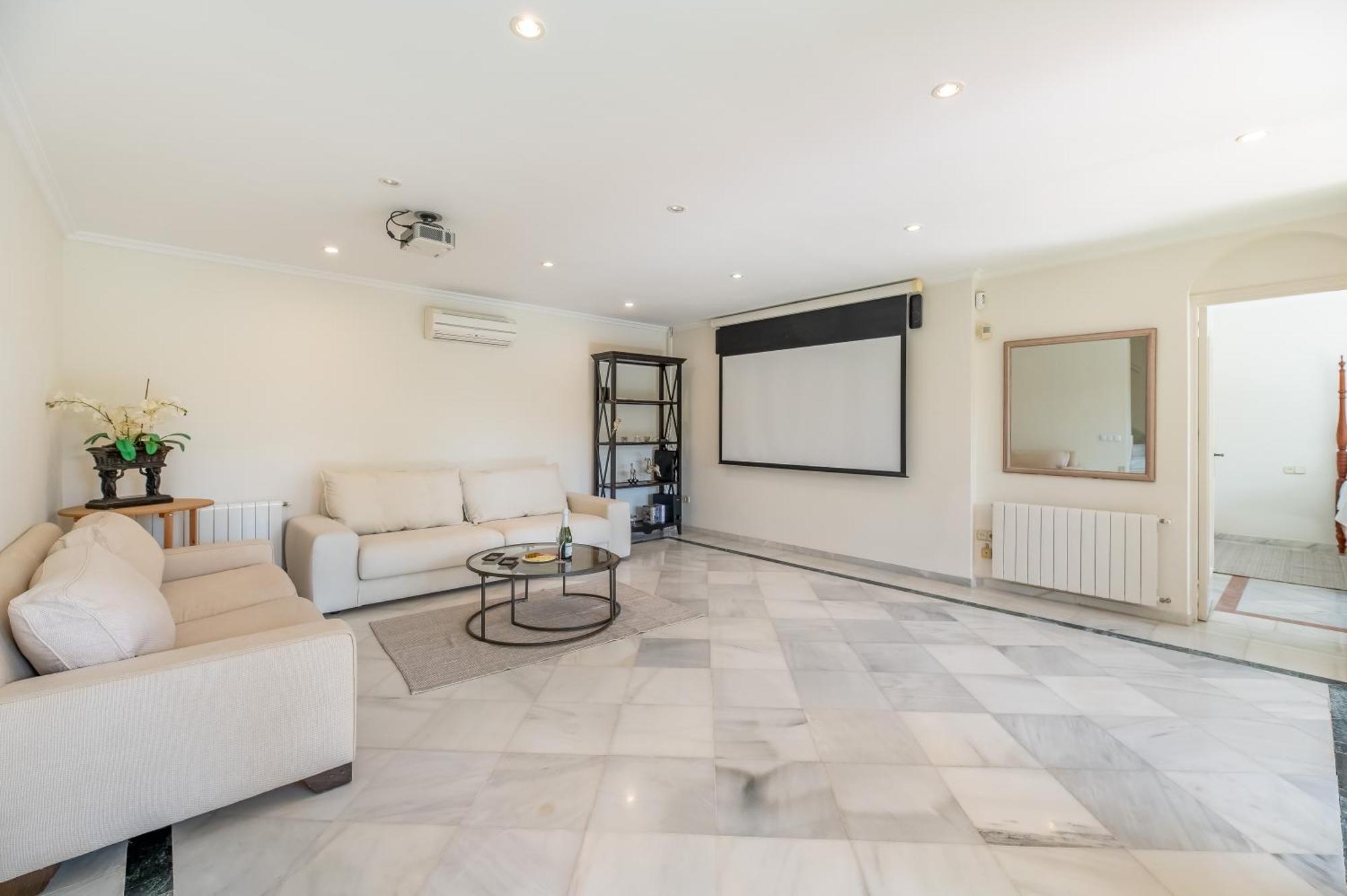 4 Bdrm Andalusian W Cinema & Sea Views Apartment *