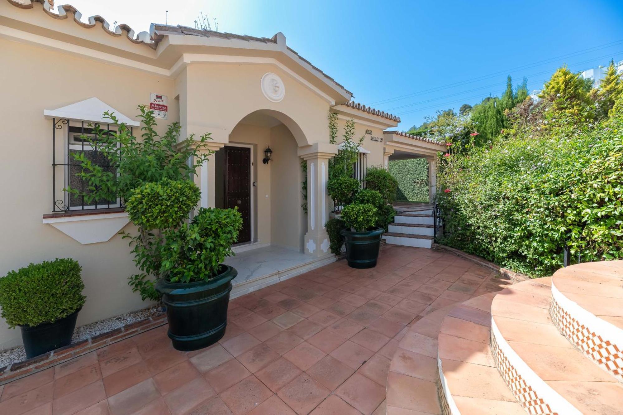 4 Bdrm Andalusian W Cinema & Sea Views *