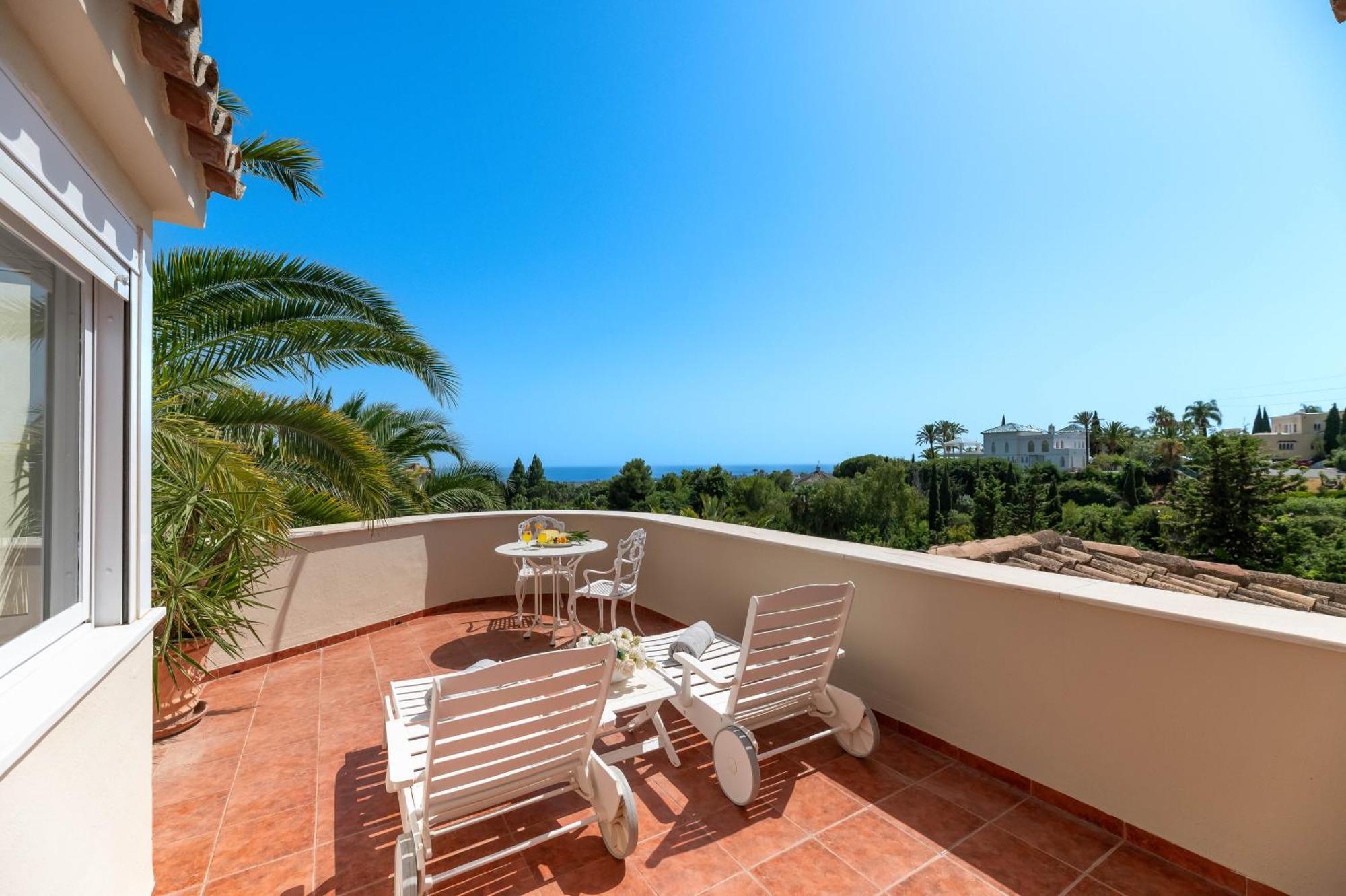 4 Bdrm Andalusian W Cinema & Sea Views * Marbella