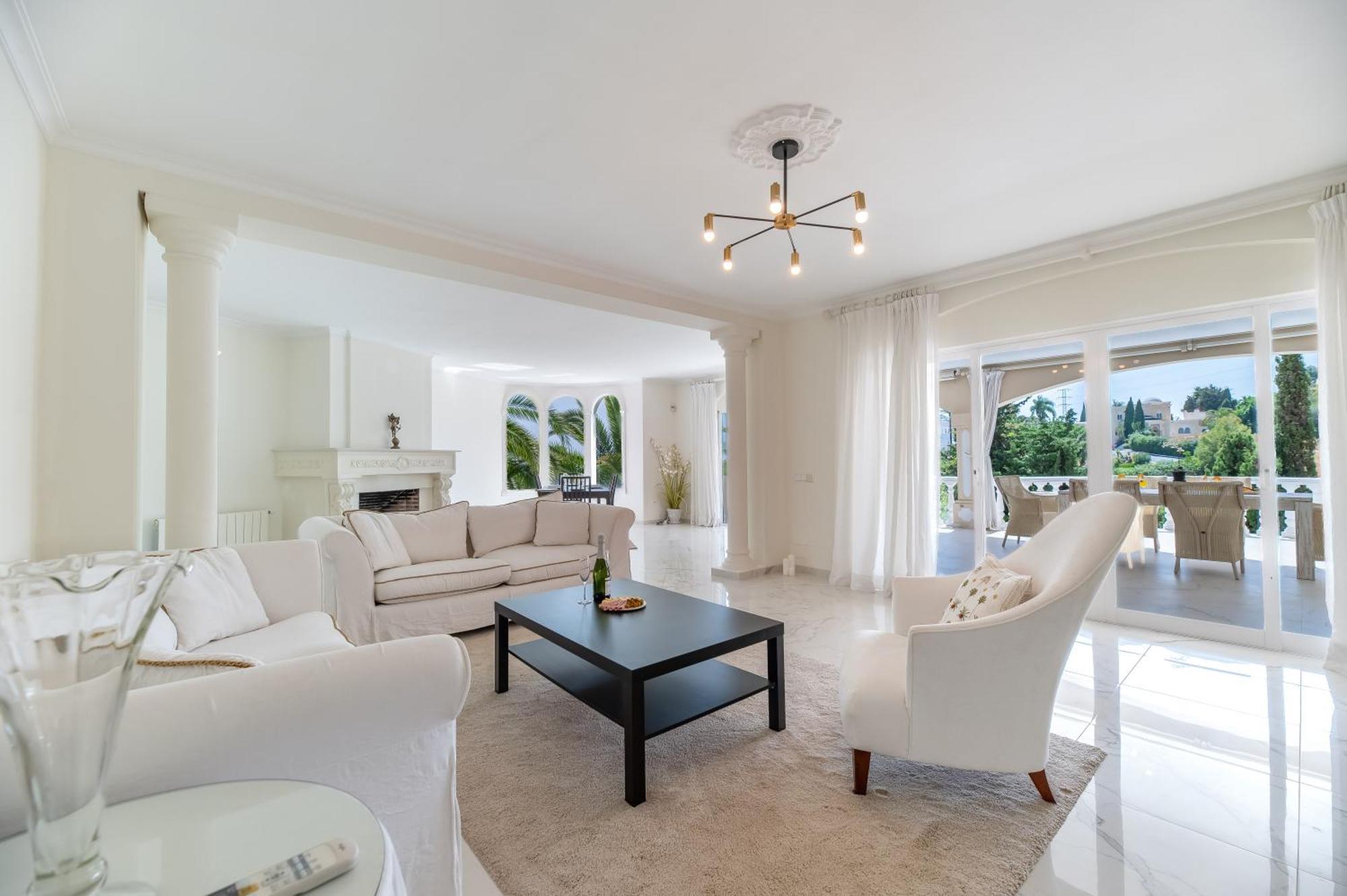 4 Bdrm Andalusian W Cinema & Sea Views Apartment