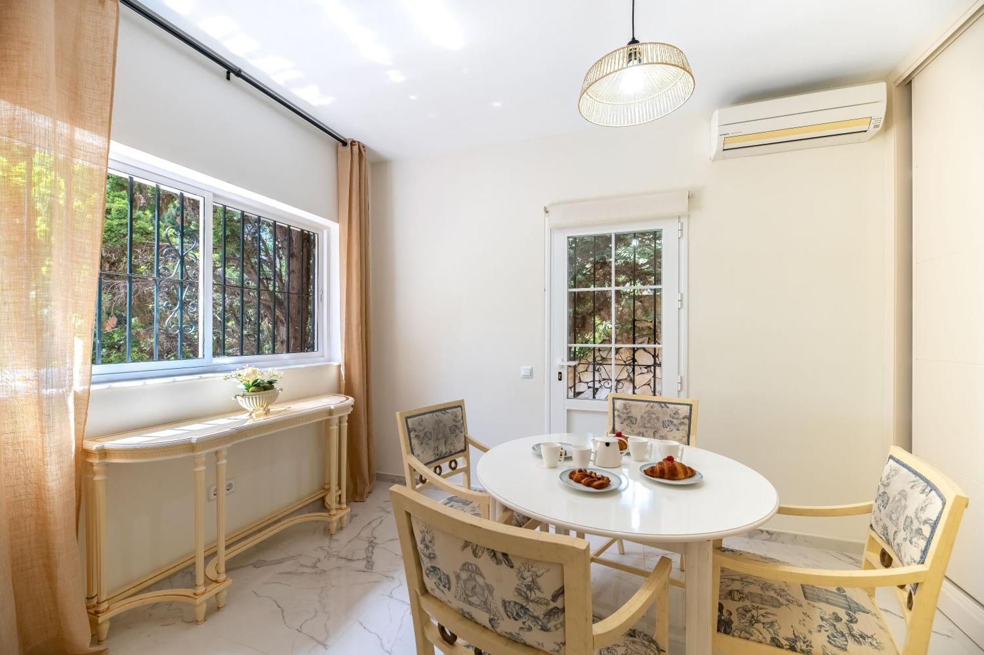 Apartment 4 Bdrm Andalusian W Cinema & Sea Views *