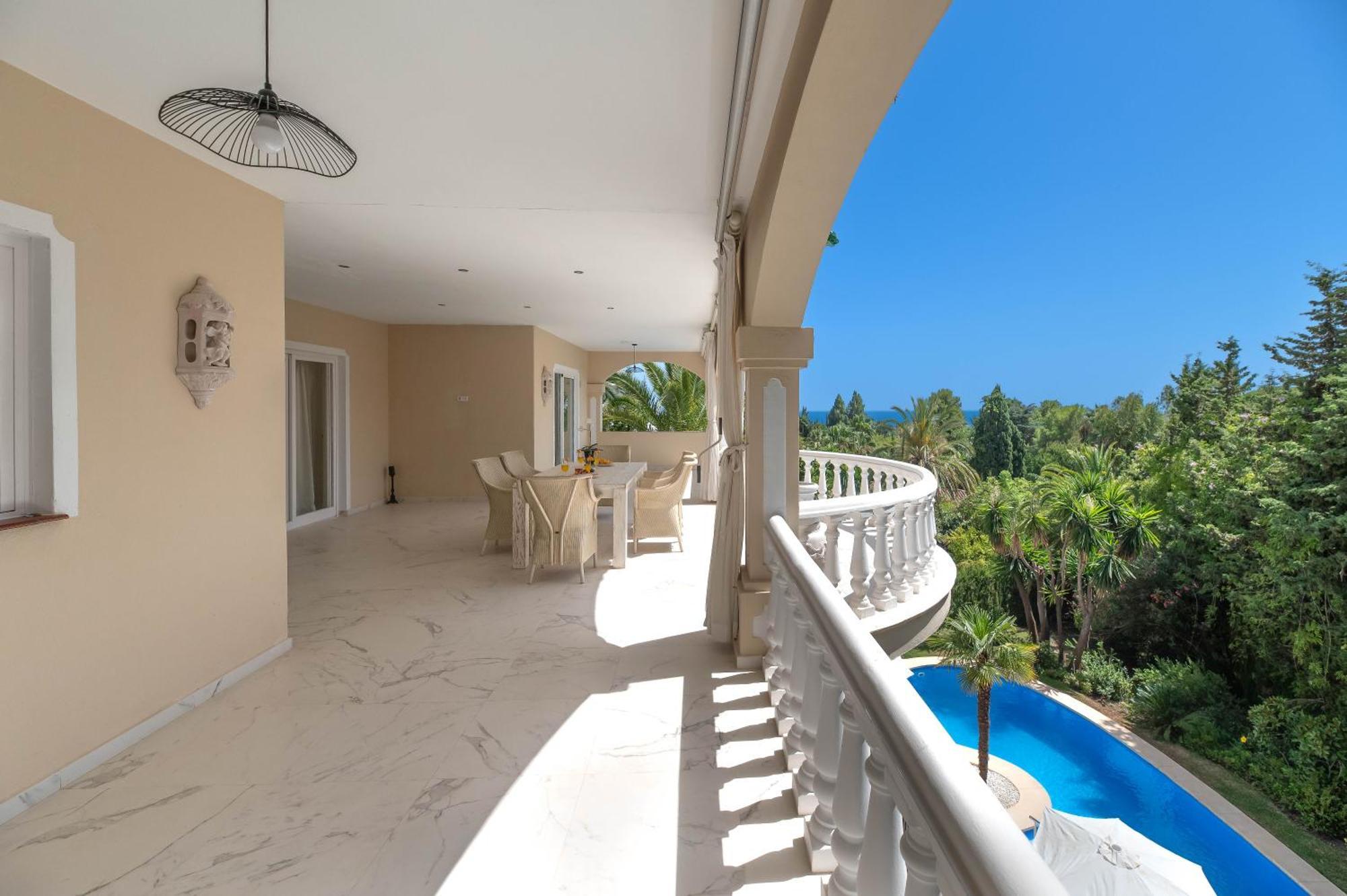 Apartment 4 Bdrm Andalusian W Cinema & Sea Views Marbella
