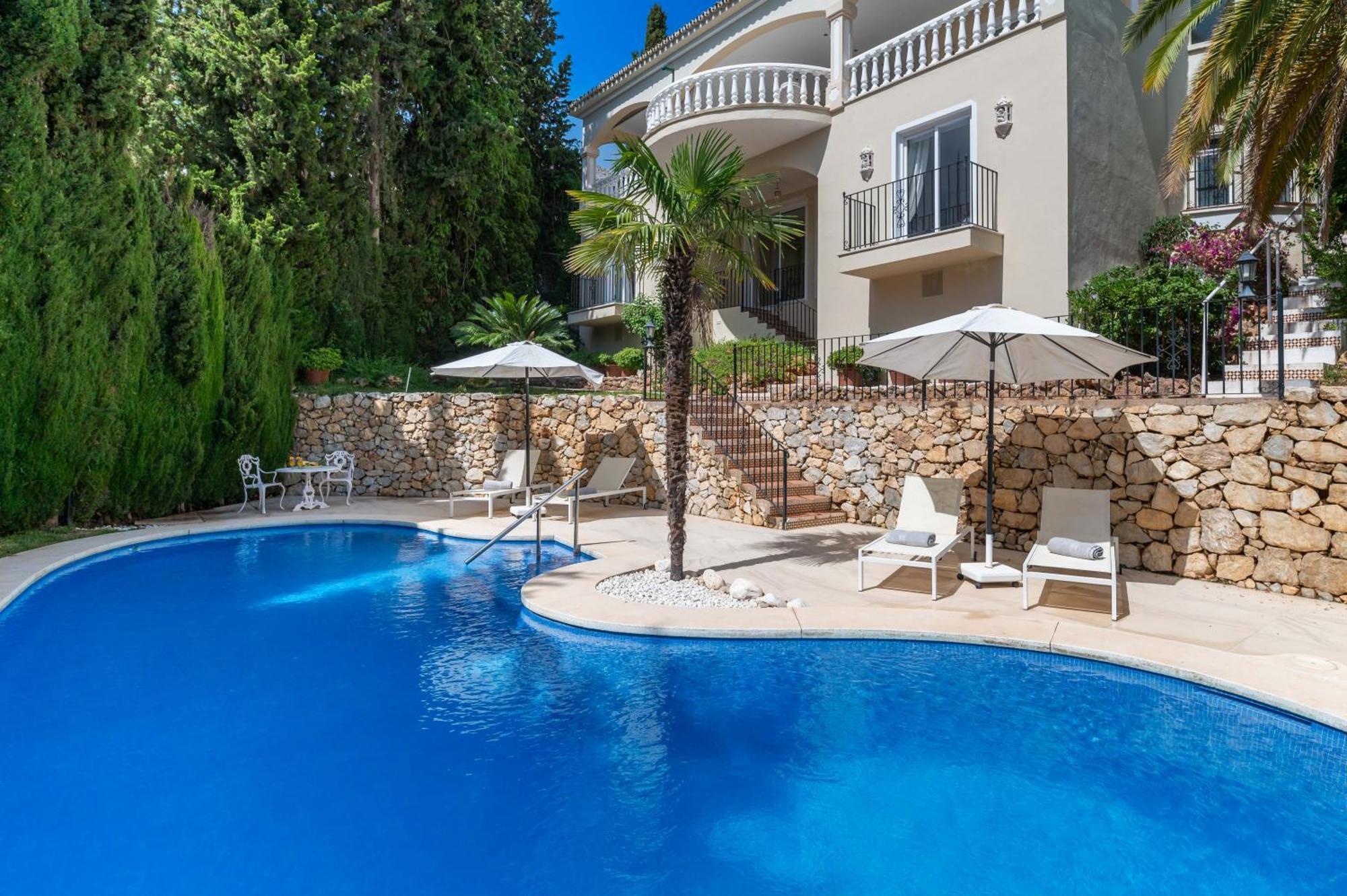 4 Bdrm Andalusian W Cinema & Sea Views *