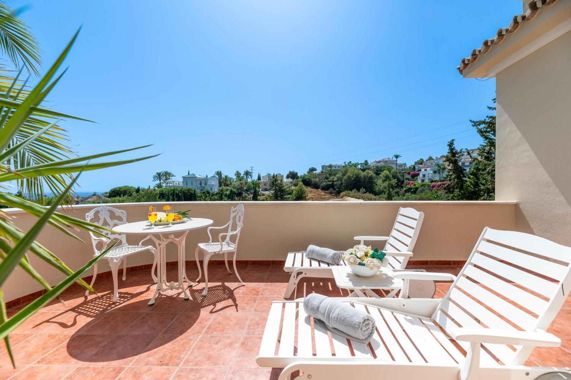 4 Bdrm Andalusian W Cinema & Sea Views * Marbella