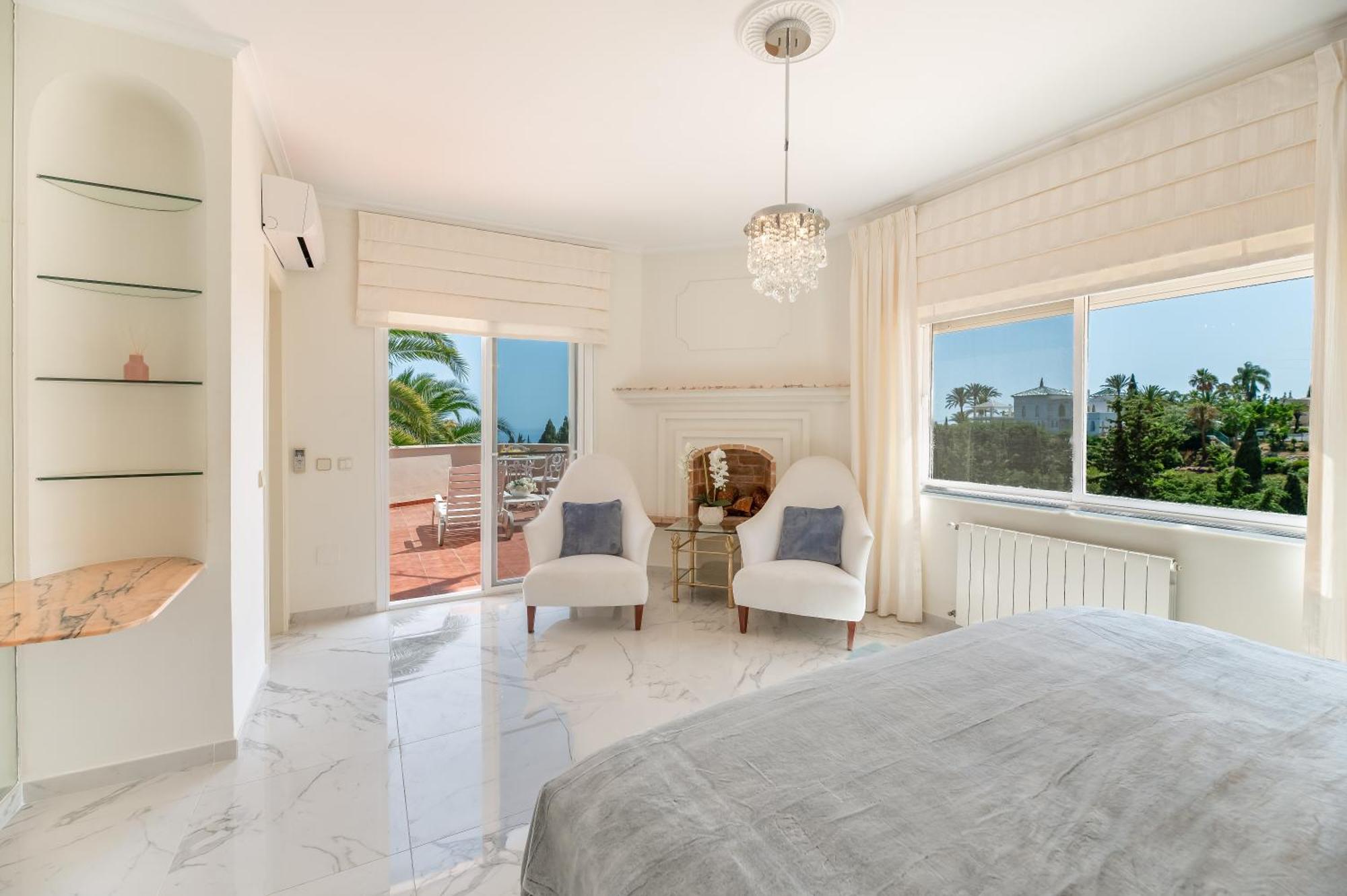 4 Bdrm Andalusian W Cinema & Sea Views Apartment