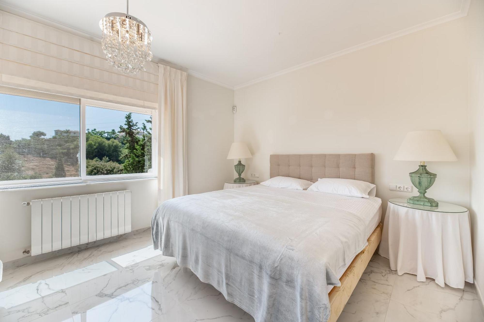 4 Bdrm Andalusian W Cinema & Sea Views Apartment *