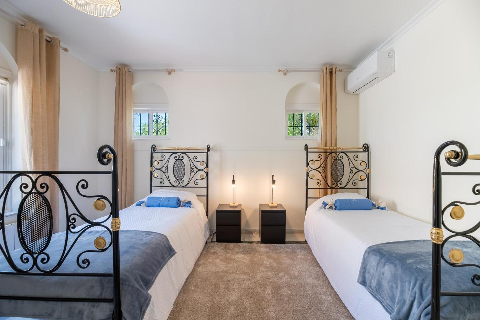 4 Bdrm Andalusian W Cinema & Sea Views *