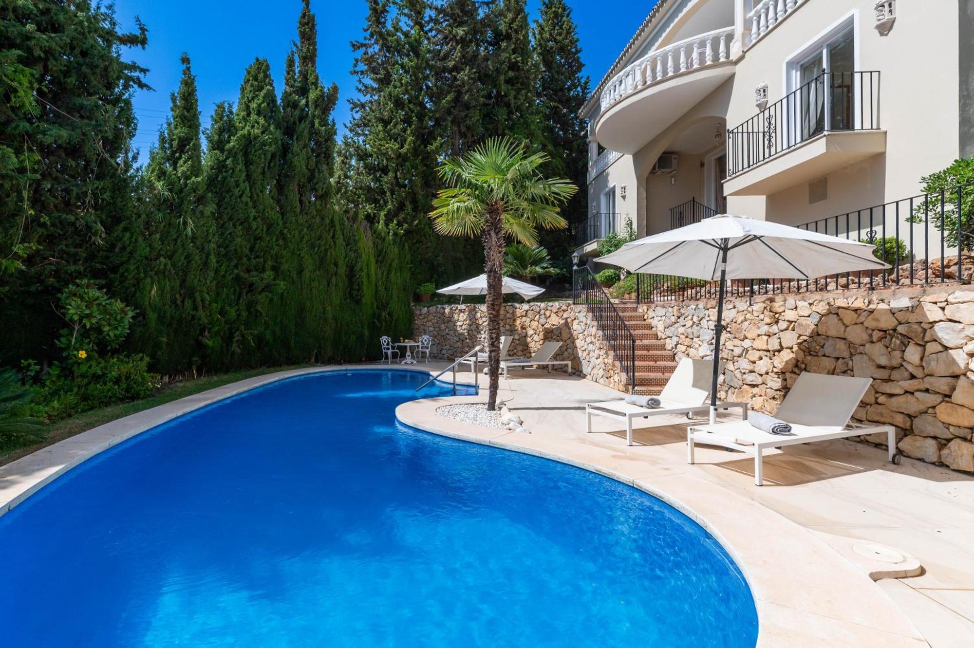 4 Bdrm Andalusian W Cinema & Sea Views Apartment
