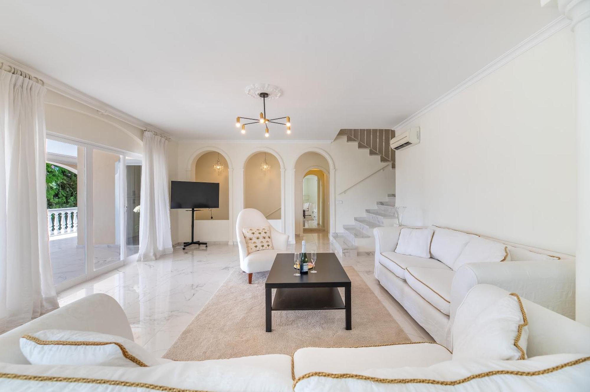 Apartment 4 Bdrm Andalusian W Cinema & Sea Views *