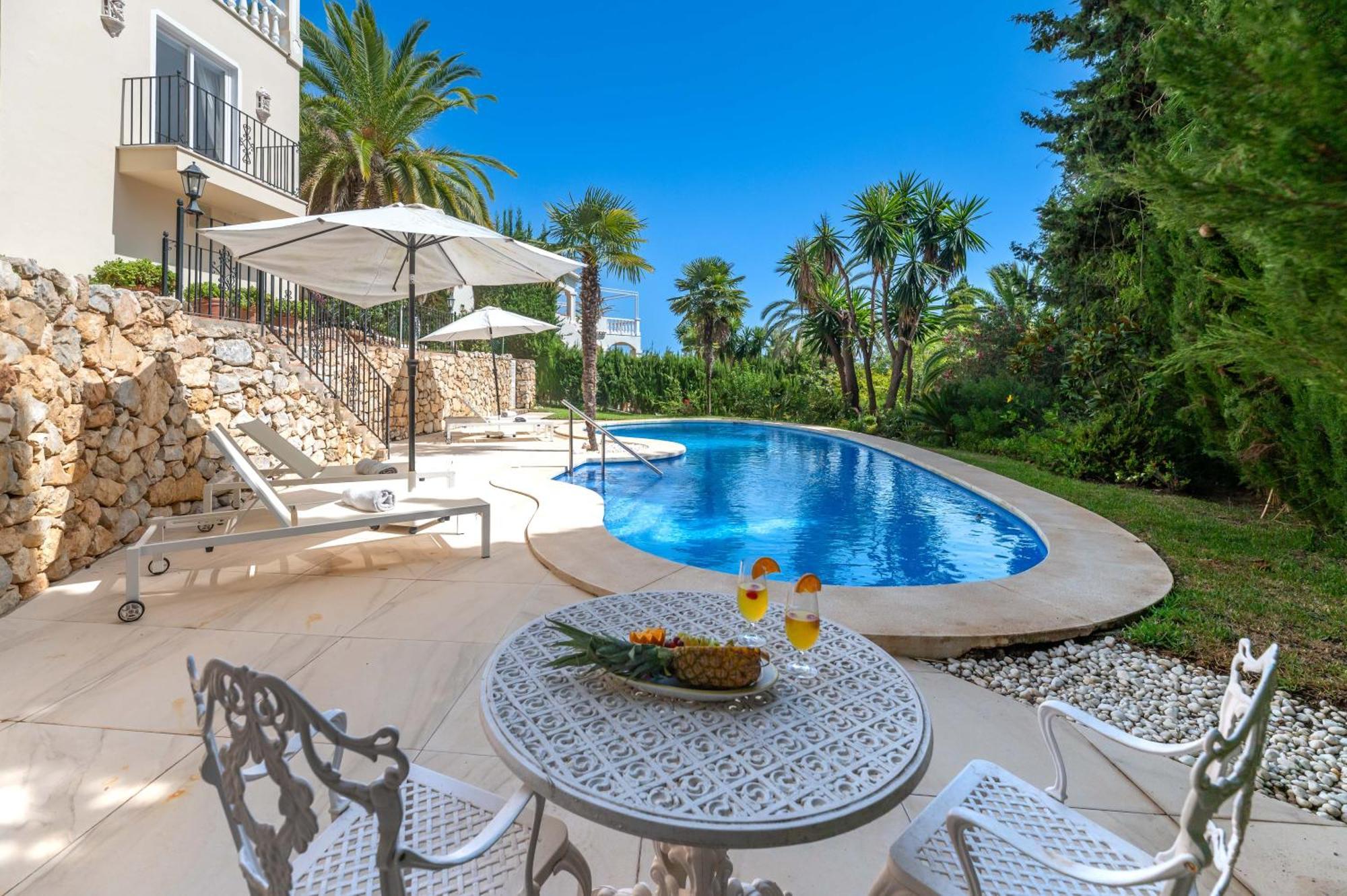 Apartment 4 Bdrm Andalusian W Cinema & Sea Views Marbella