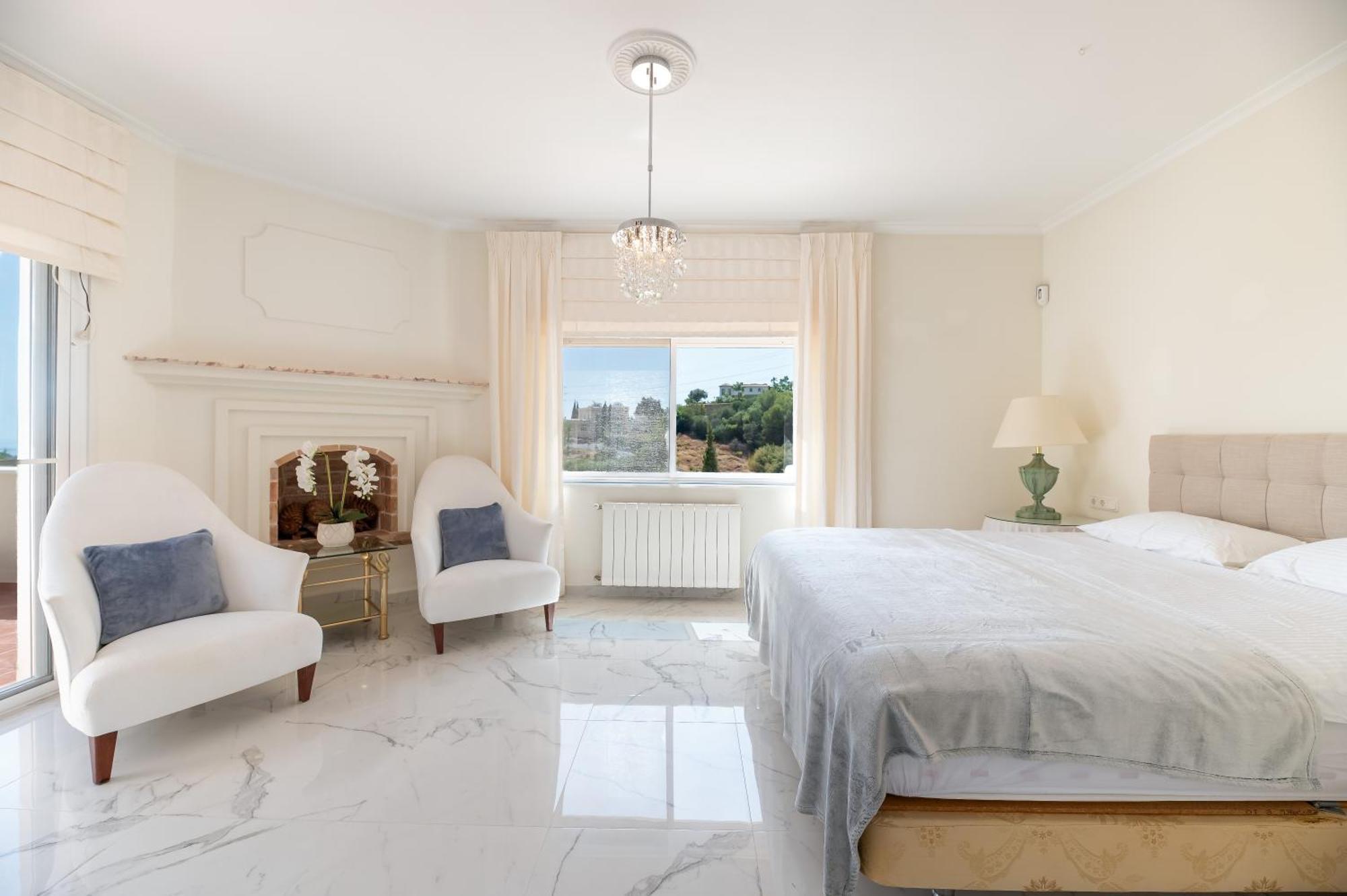 4 Bdrm Andalusian W Cinema & Sea Views * Marbella