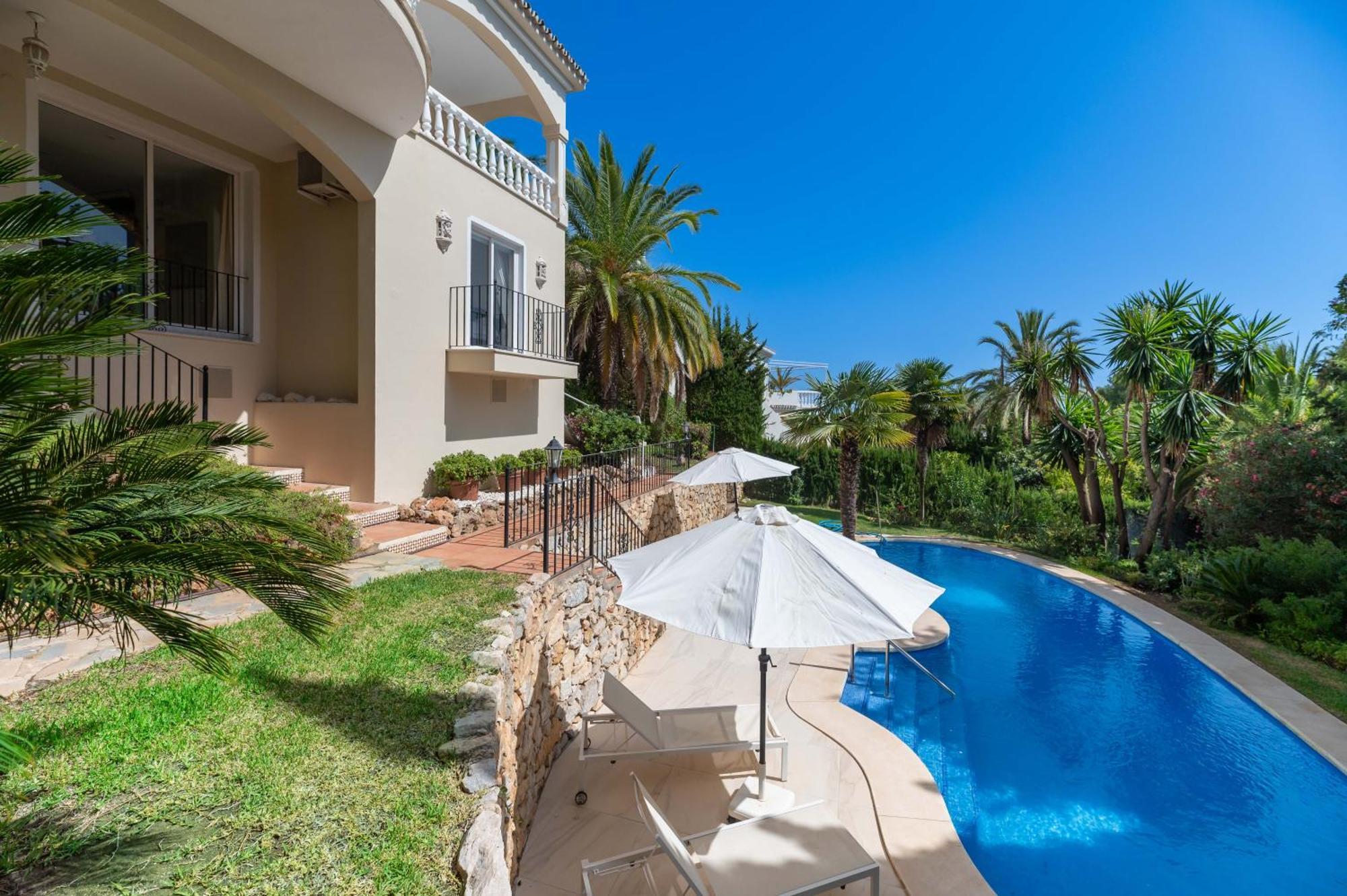 4 Bdrm Andalusian W Cinema & Sea Views Marbella